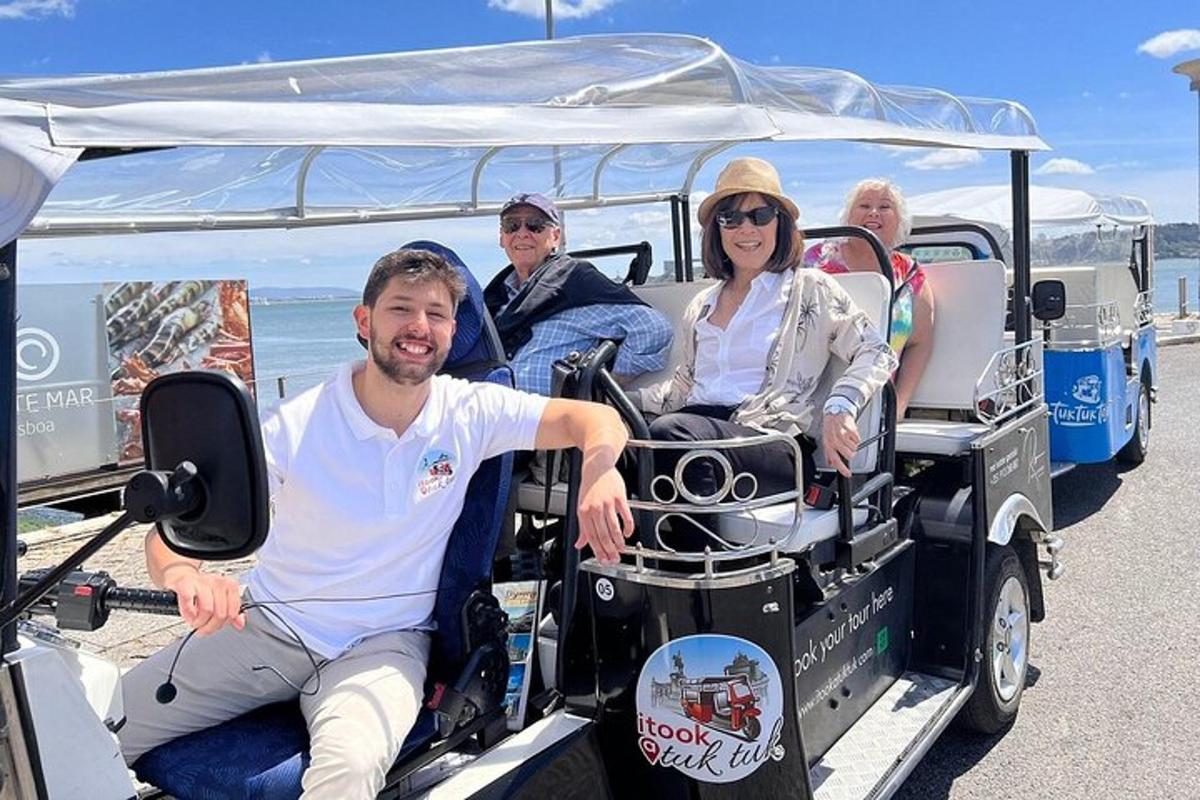 un gruppo di persone a bordo di un golf cart