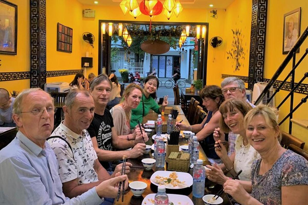 eine Gruppe von Menschen, die an einem Tisch in einem Restaurant sitzen