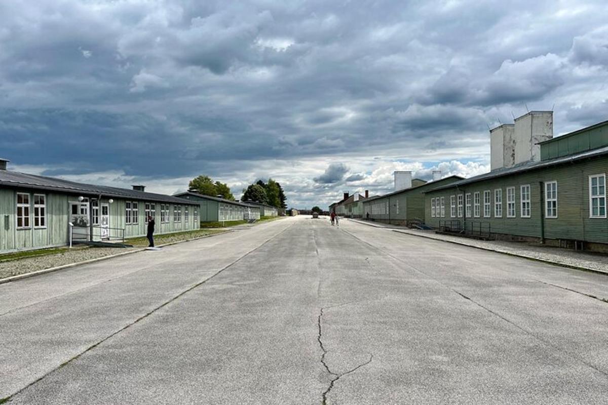 prázdná ulice s budovami po obou stranách