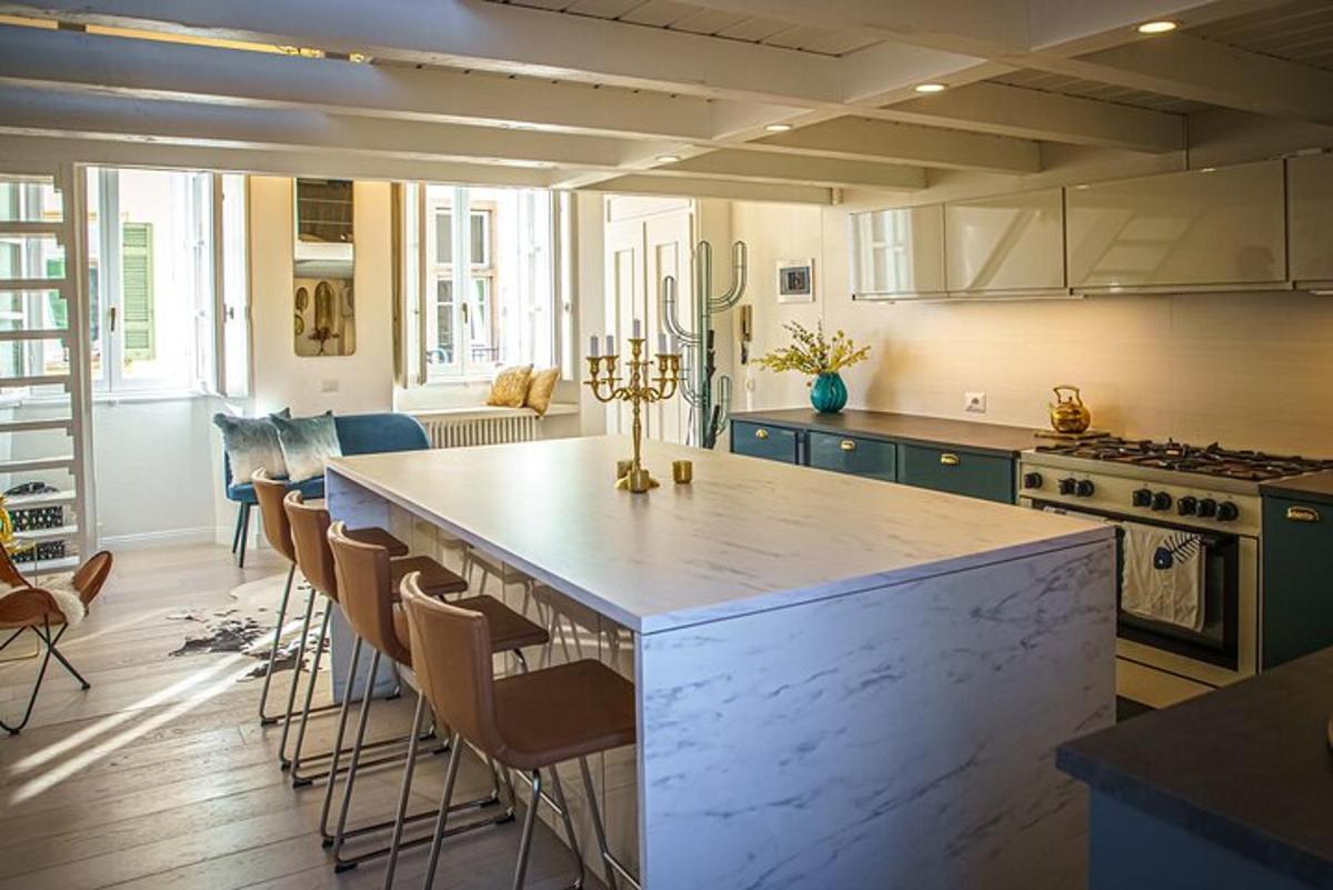 Una cocina con una gran isla en el medio.