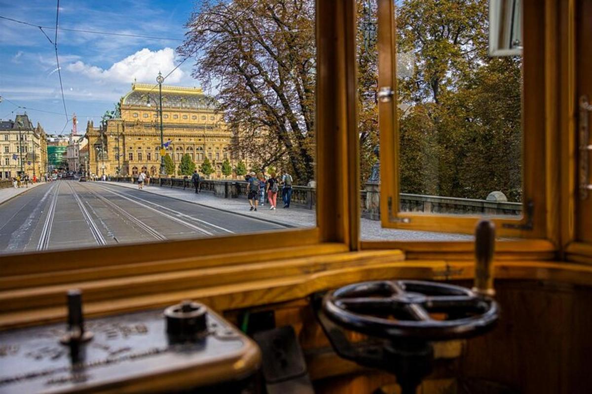 una finestra con vista su una strada e sugli edifici