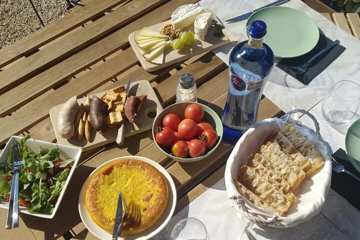 egy asztal, tetején étellel teli tálak és egy üveg víz