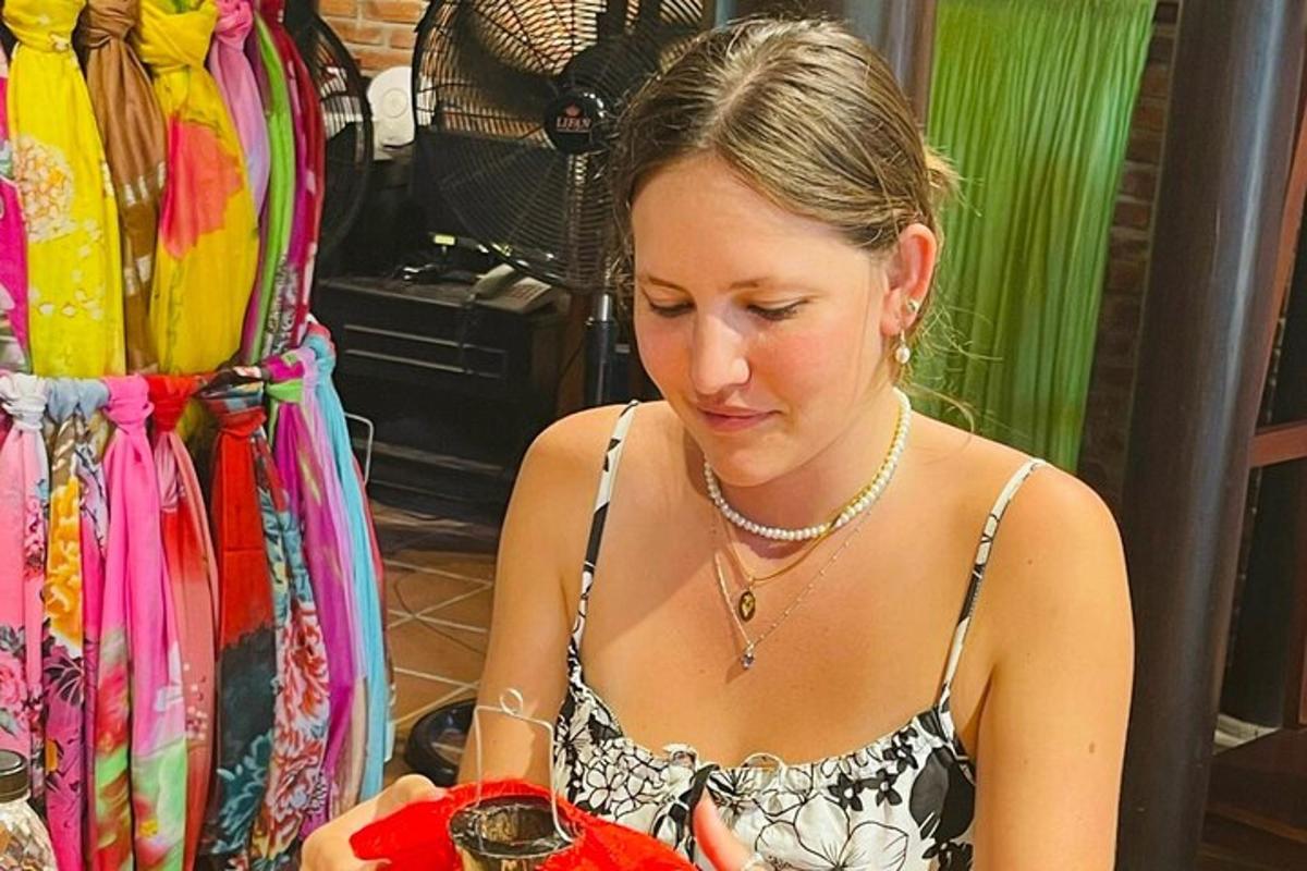 žena v šatech dívající se na svůj mobilní telefon