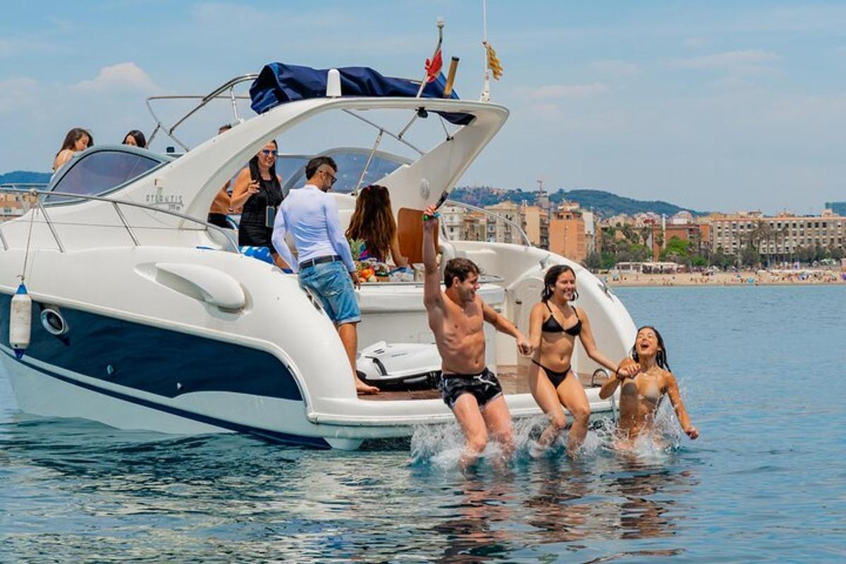 eine Gruppe von Menschen auf einem Boot im Wasser