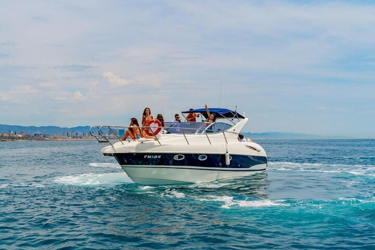eine Gruppe von Menschen auf einem Boot im Wasser