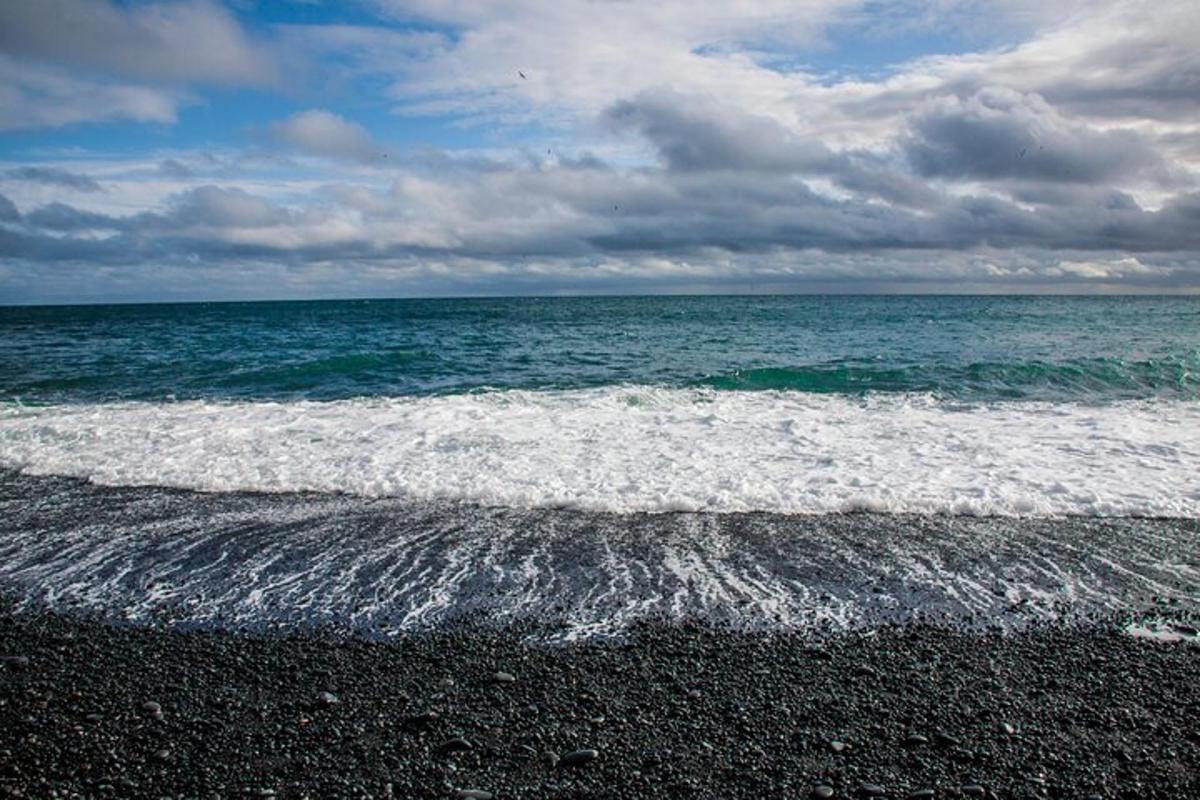 ein Strand mit dem Meer und den Wellen