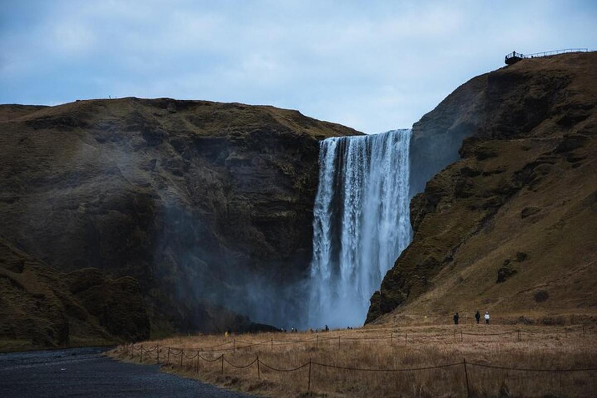 una cascata sul fianco di una montagna