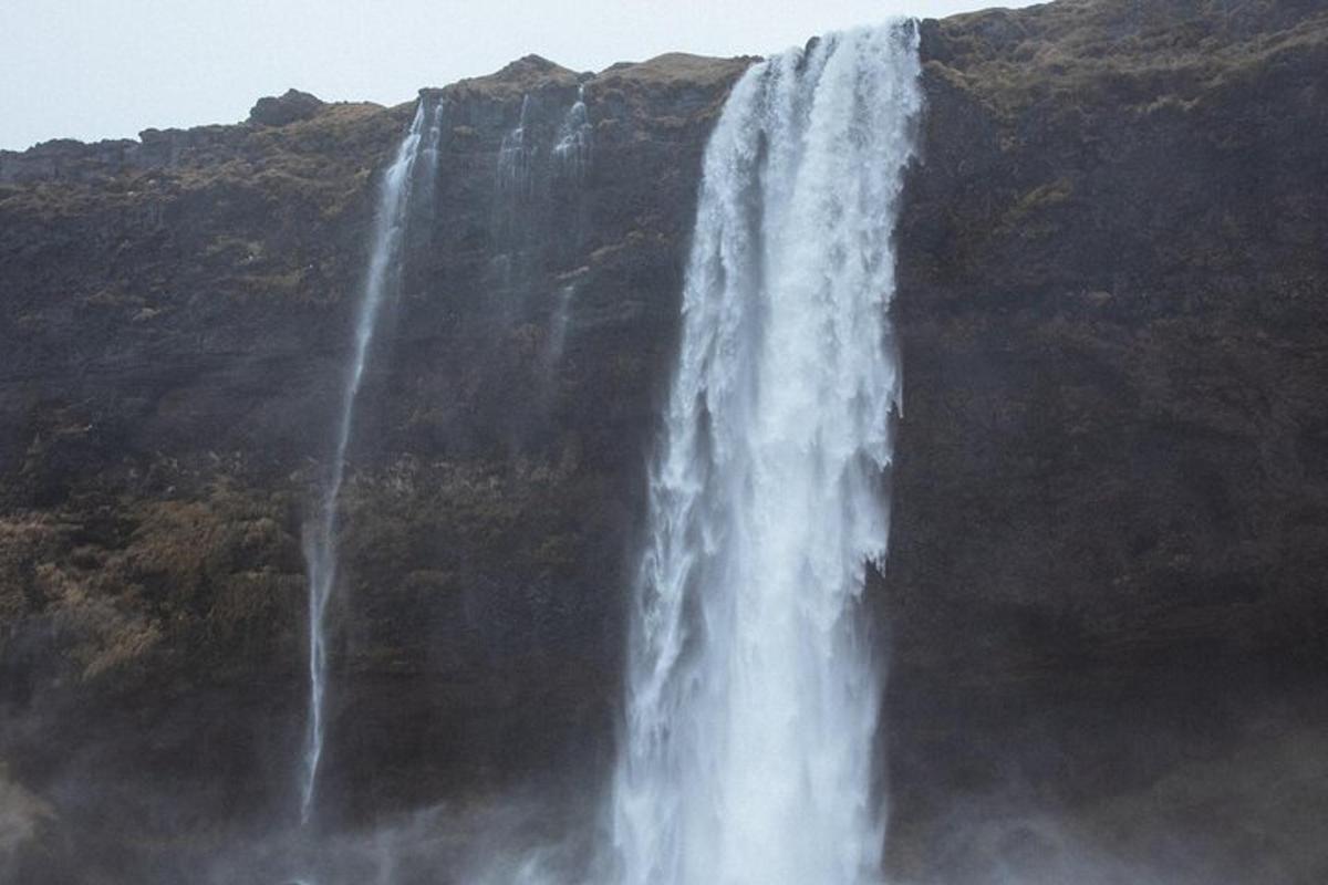 una cascata sul fianco di una montagna