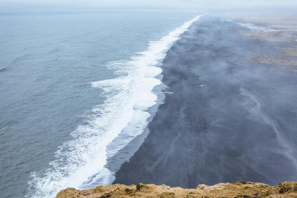 pogled iz zraka na obalo oceana