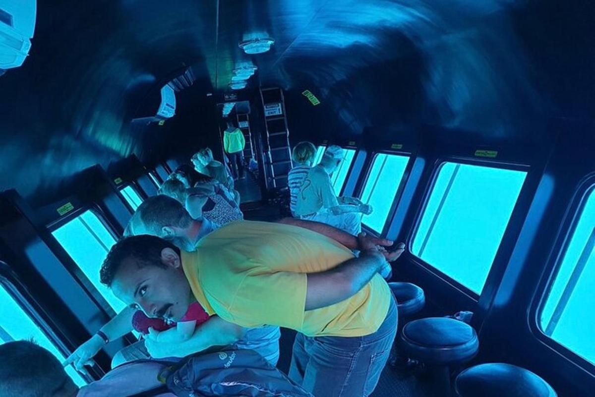 un grup de persones assegudes en un tren