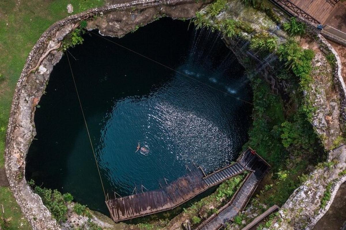 una vista aerea di una grande piscina d'acqua