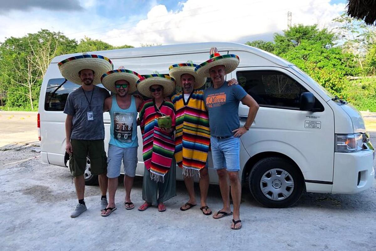 un gruppo di persone in piedi davanti a un furgone