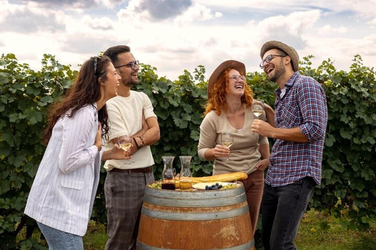 Un grupo de personas de pie alrededor de un barril con copas de vino.