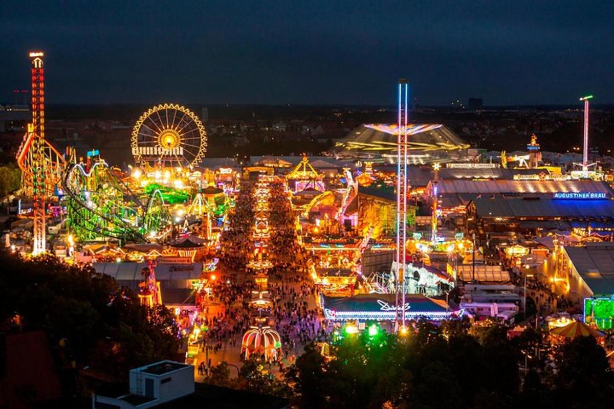 karnival diterangi pada waktu malam dengan roda ferris