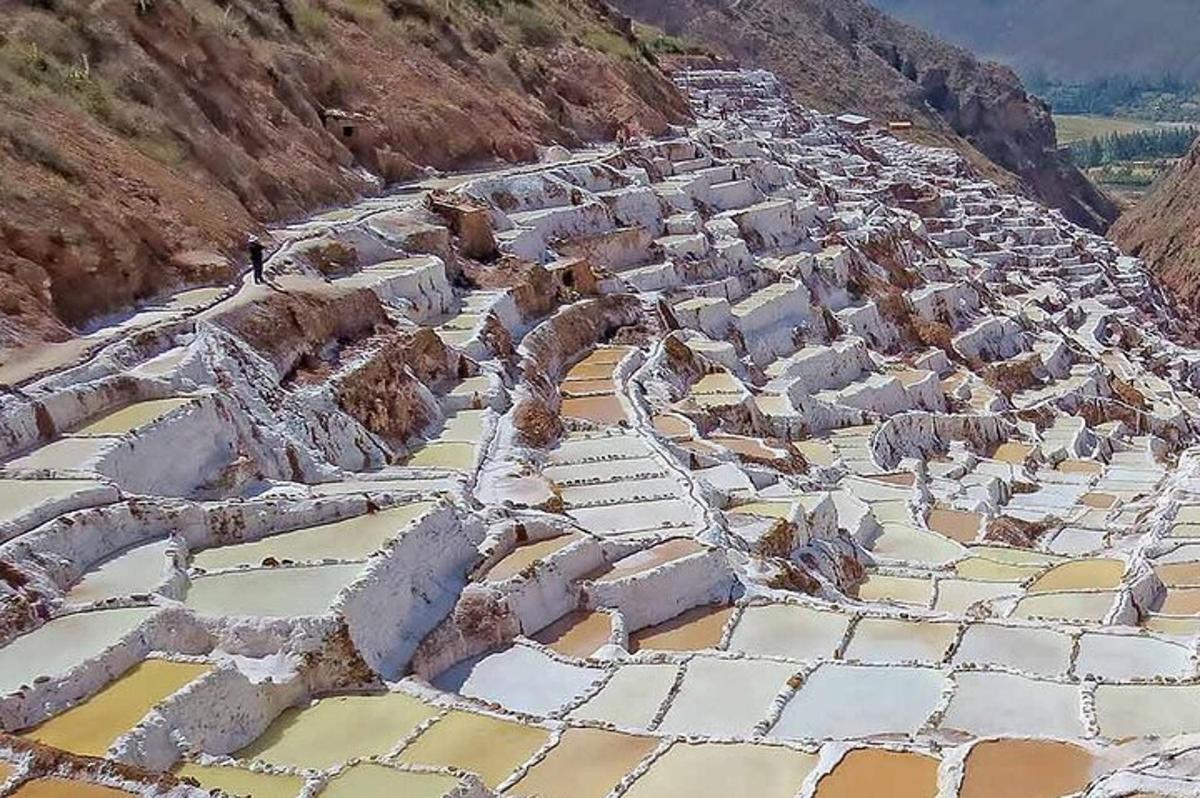 una gran cantera de piedra en la ladera de una montaña