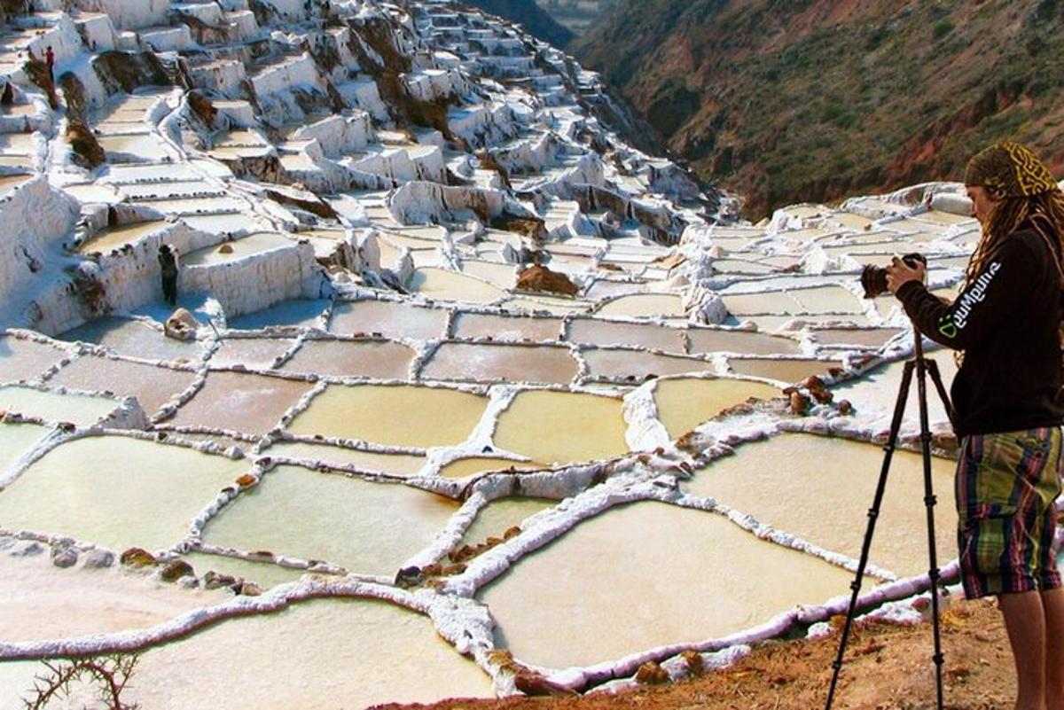 osoba fotografující vesnici fotoaparátem