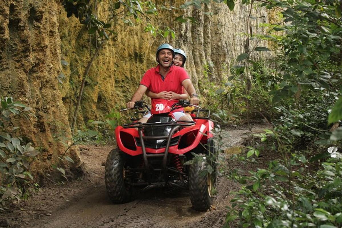 dua lelaki menunggang basikal tanah di dalam hutan