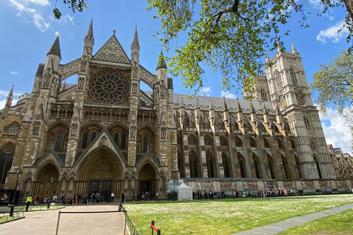 une grande cathédrale avec un grand bâtiment en pierre