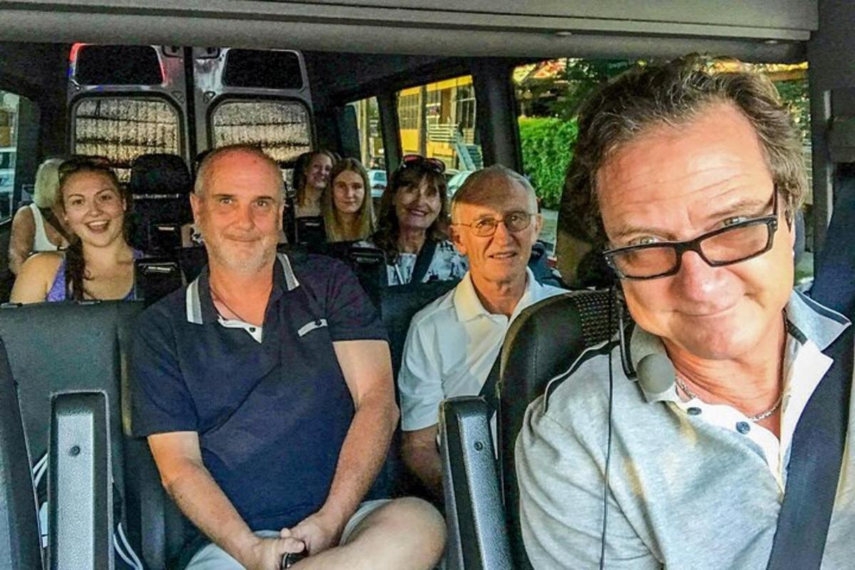 grupa ludzi siedząca w autobusie