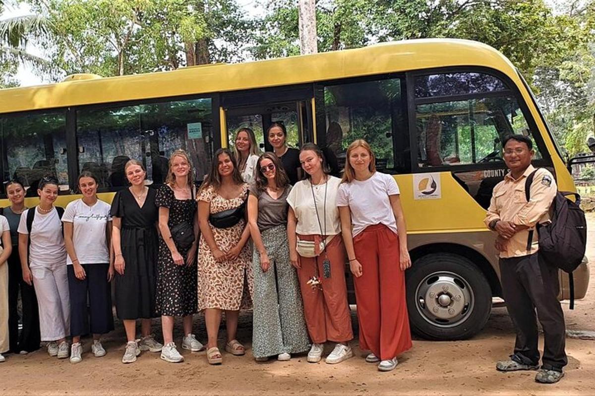grupp inimesi, kes seisavad bussi ees