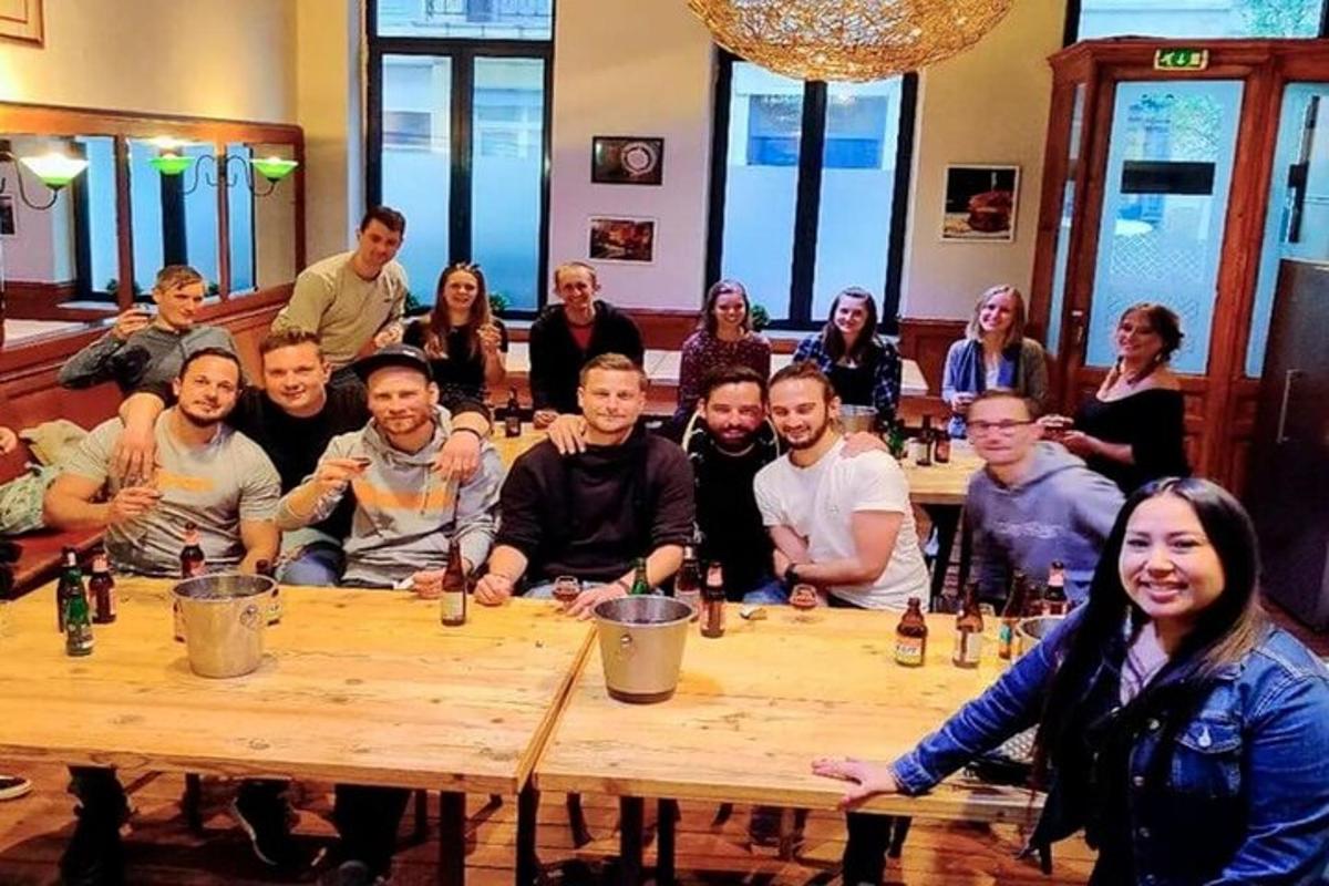 skupina lidí sedících u stolu