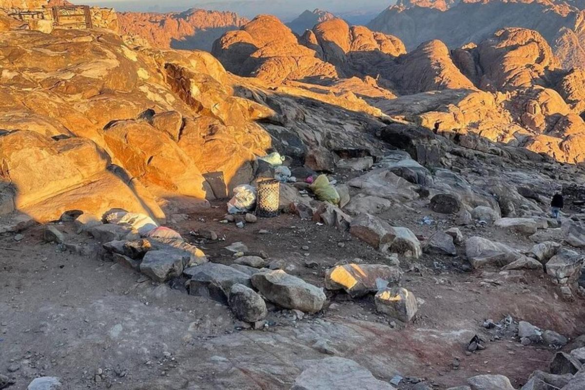 dalawang ibong nakaupo sa tuktok ng mabatong bundok