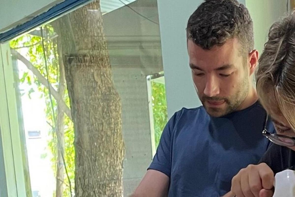 muž a žena se dívají na mobilní telefon