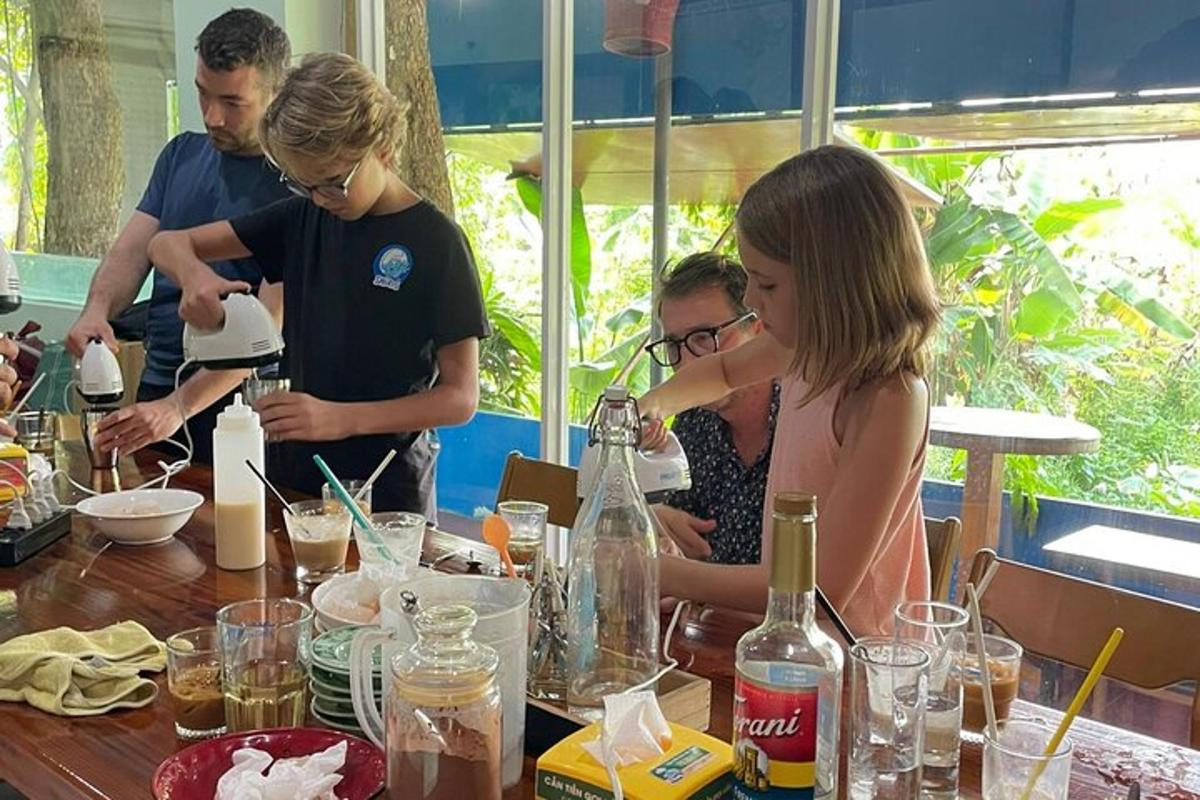 un gruppo di persone in piedi attorno a un tavolo che prepara il cibo