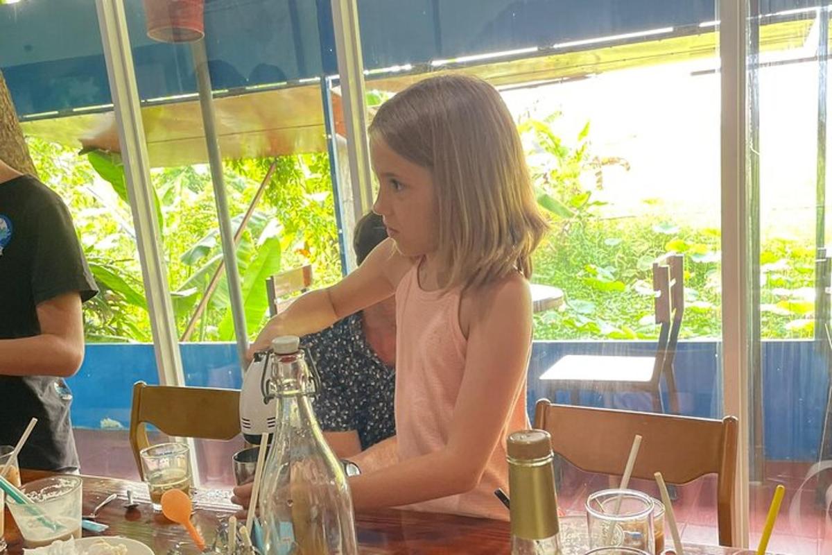 une jeune fille assise à une table dans un restaurant