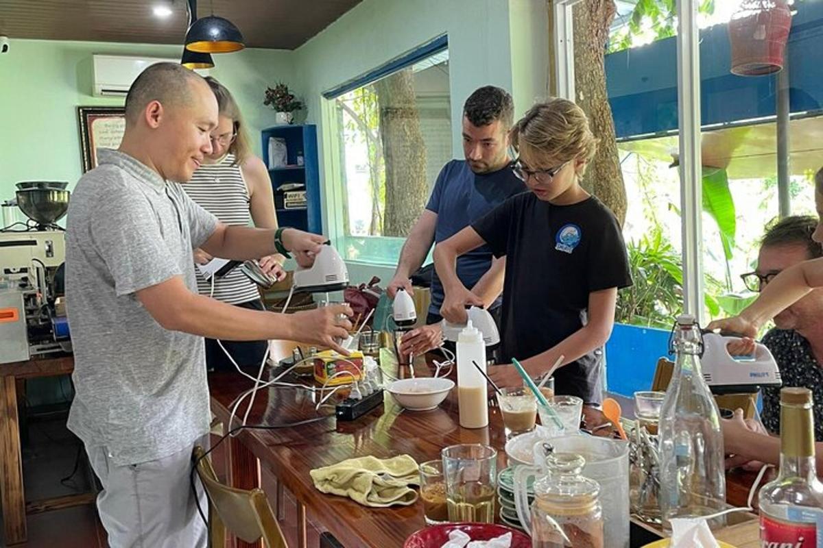 skupina lidí stojících kolem stolu a připravujících jídlo