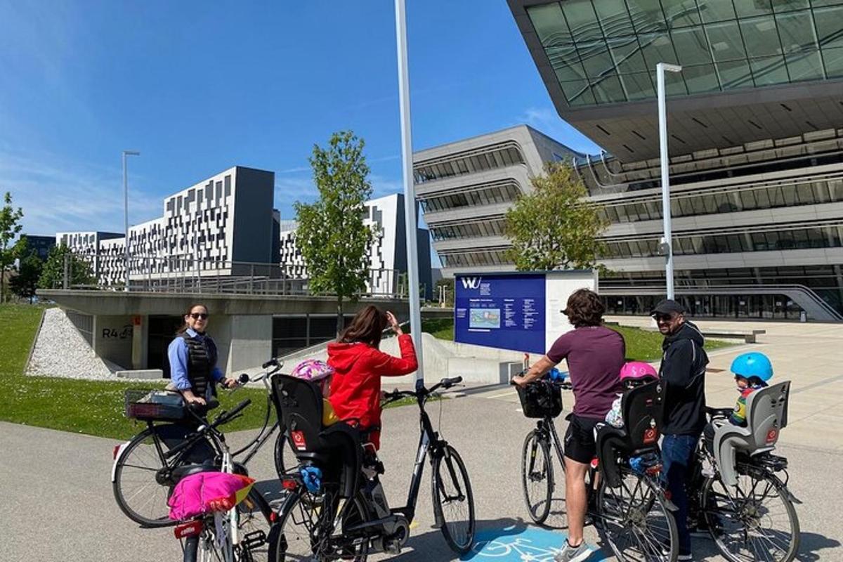 en grupp människor på cyklar framför en byggnad