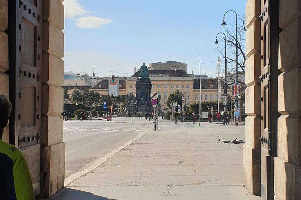 en stadsgata med ett klocktorn och en byggnad