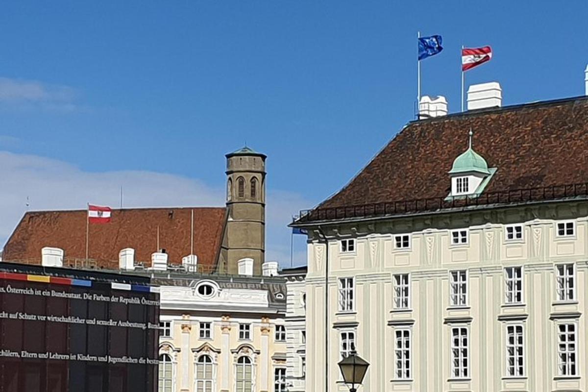 bela stavba z urnim stolpom na vrhu