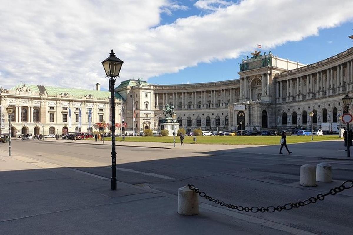 stór bygging með götuljósi fyrir framan hana