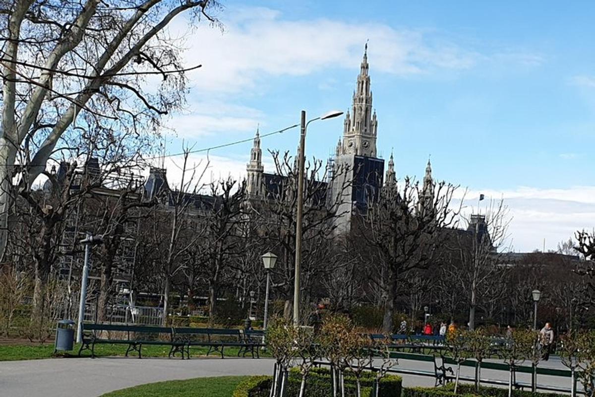 velká budova s vysokou věží v dálce