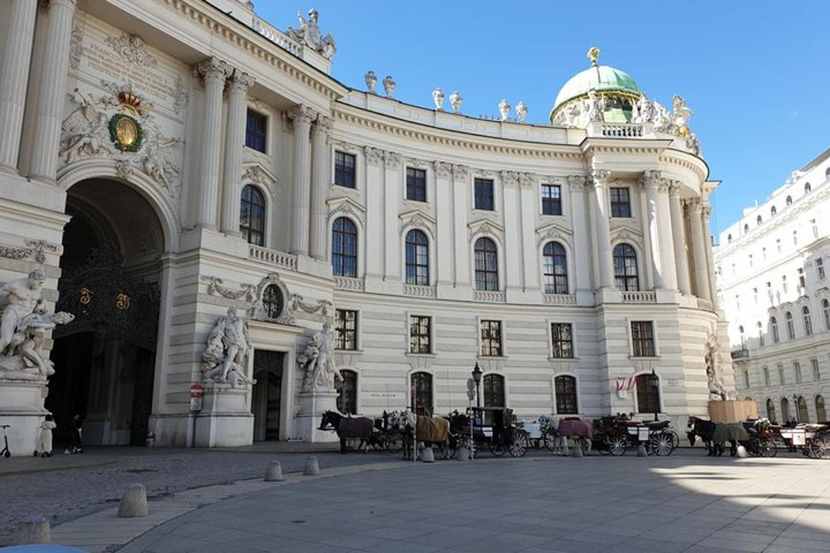 velká bílá budova s krávami stojícími před ní