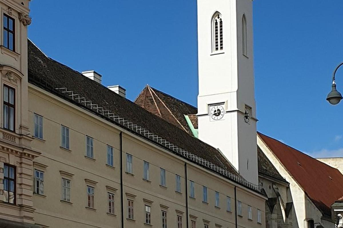 budova s hodinovou věží vedle budovy