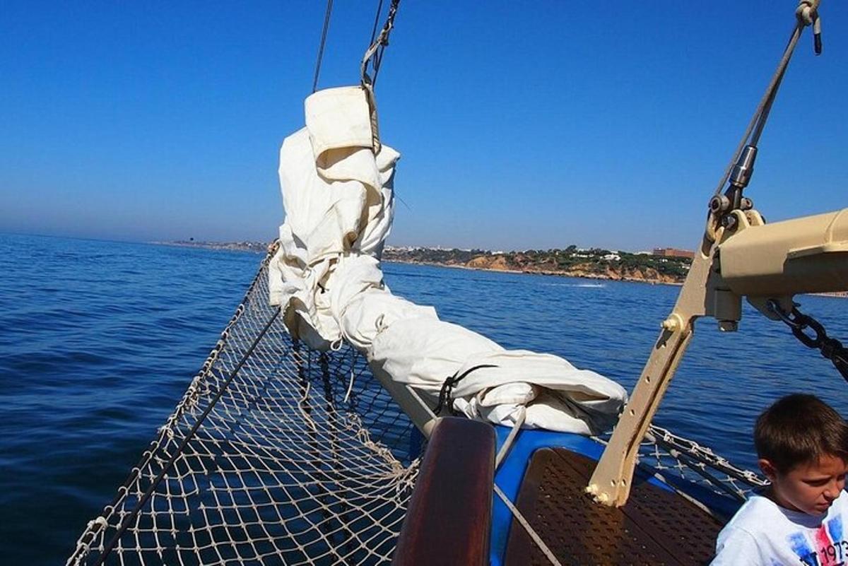 un hombre en un barco en el agua