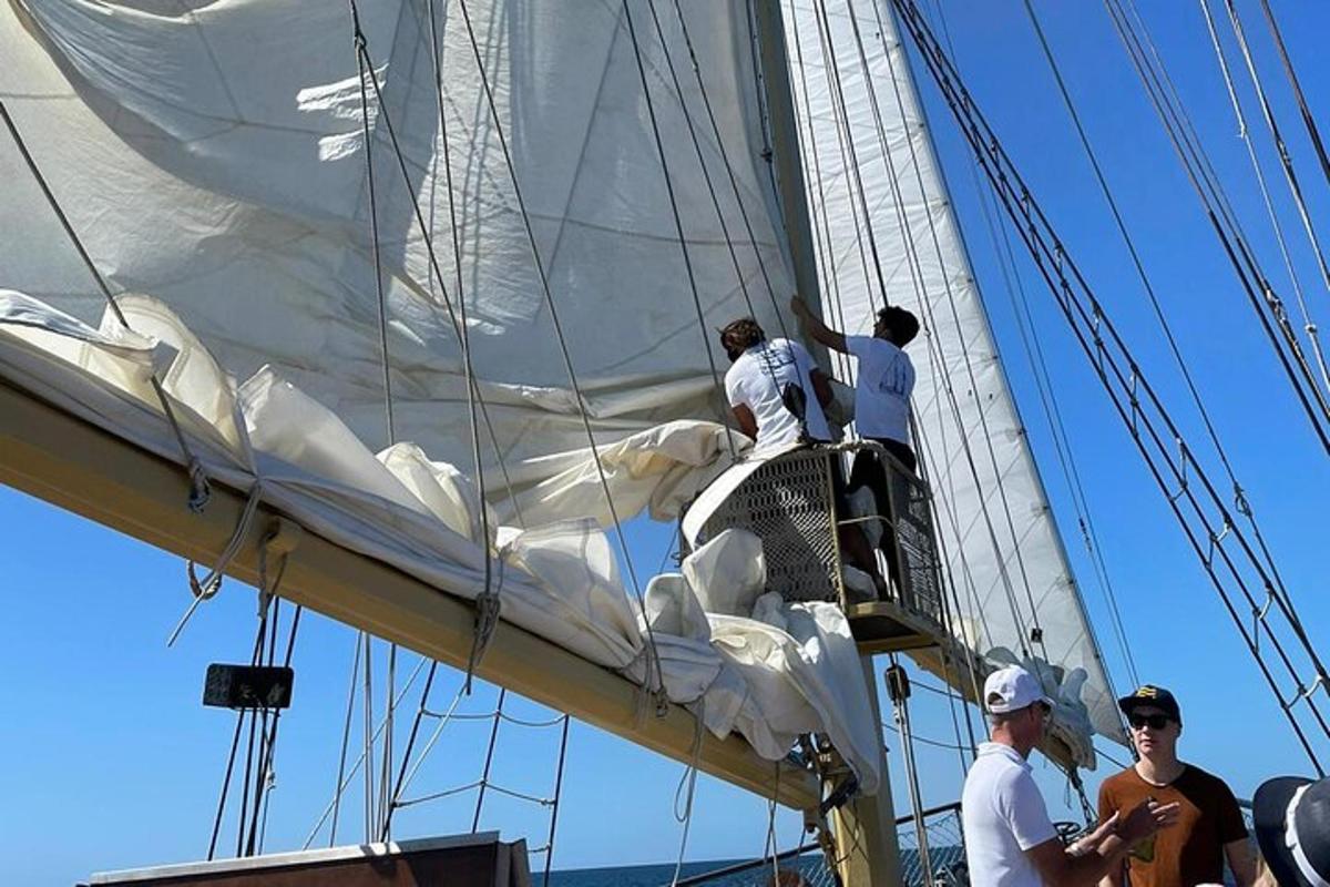 un grupo de personas en un velero