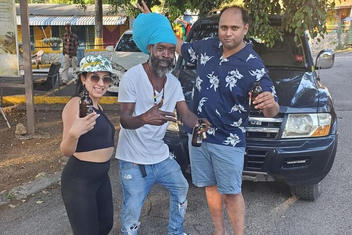 um grupo de três pessoas em pé na frente de um carro