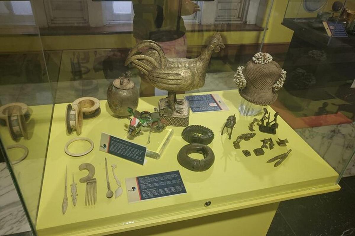 uma exposição em uma vitrine de vidro com artefatos sobre uma mesa