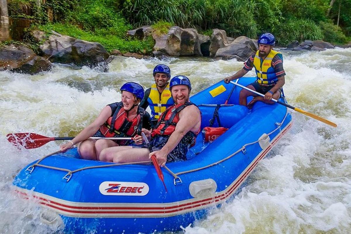 een groep mensen in een vlot in een rivier