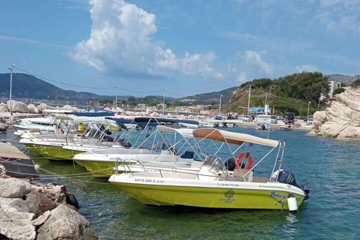 um grupo de barcos está atracado na água