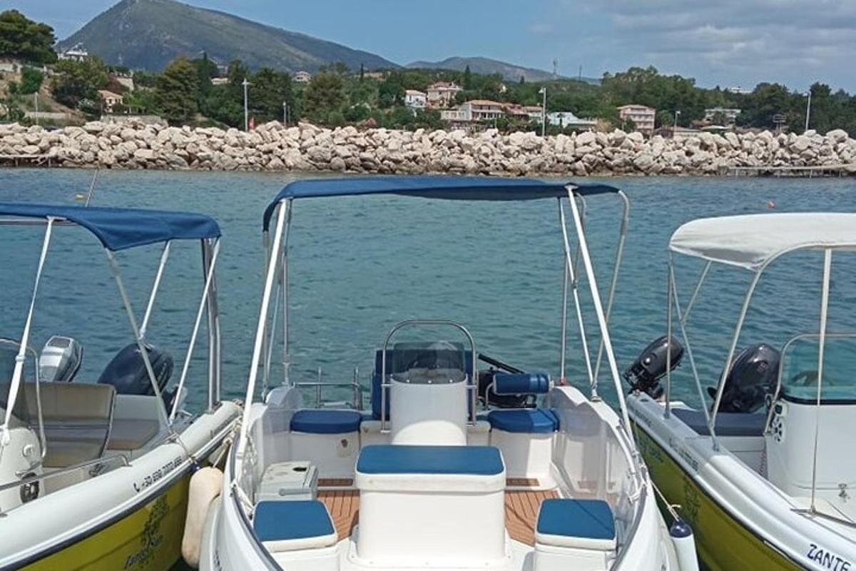 dois barcos estão atracados em um corpo d'água