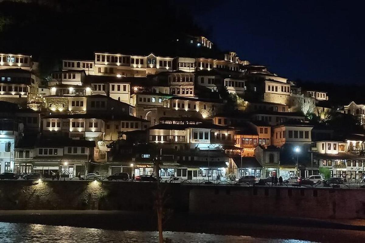 stavba na pobočju hriba ponoči