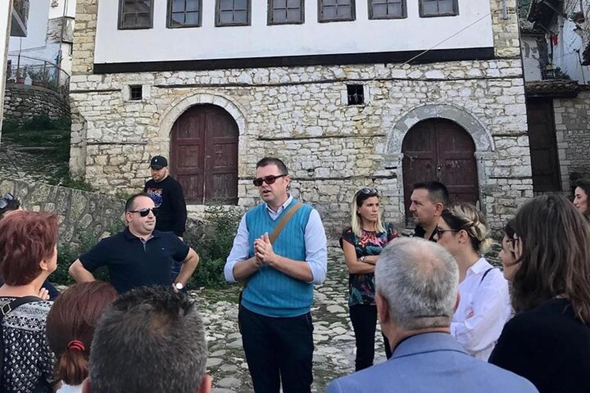 skupina ljudi, ki stojijo pred stavbo