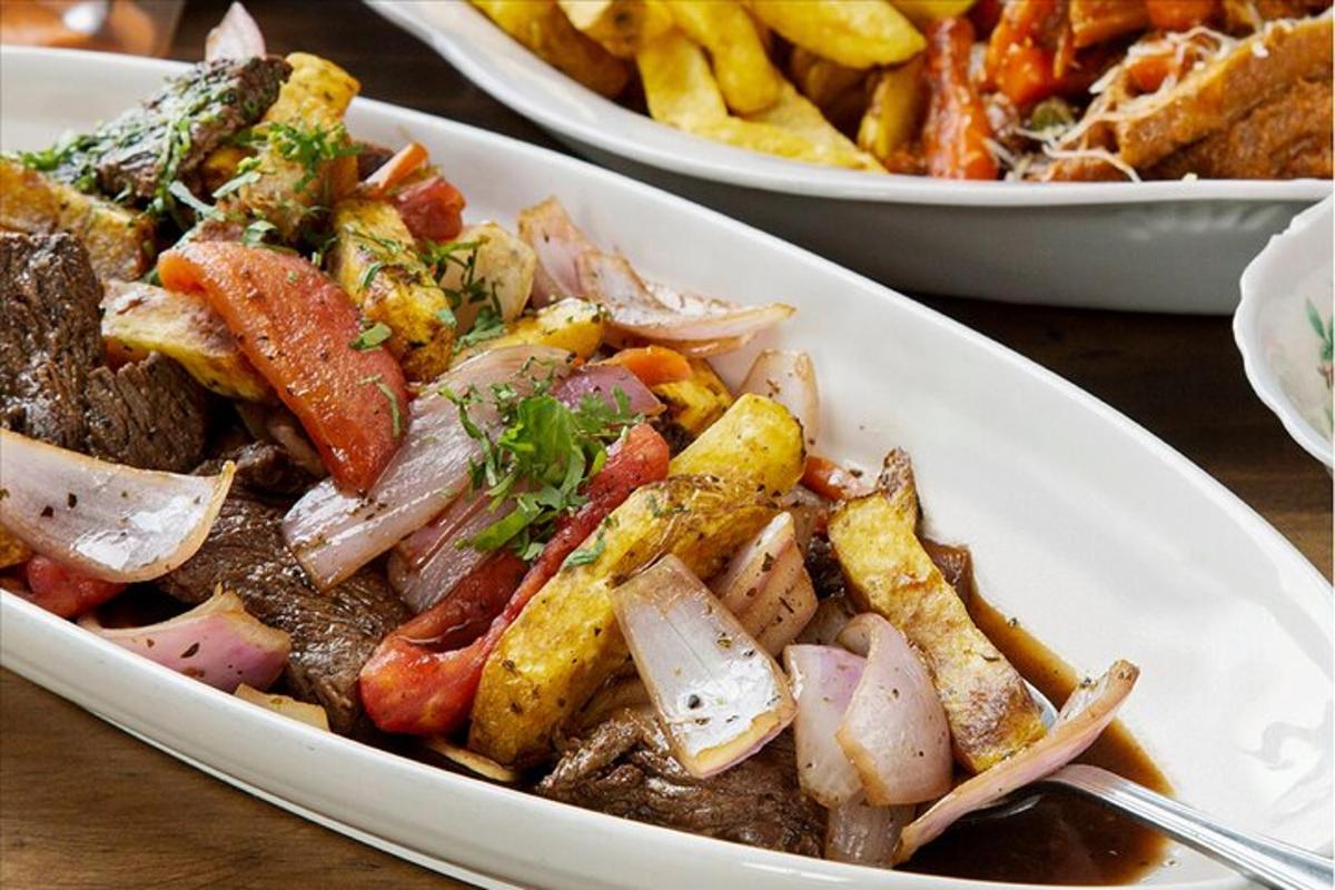 um prato de comida com carne e batatas fritas