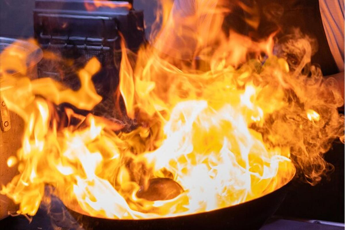 uma panela cheia de fogo em um fogão