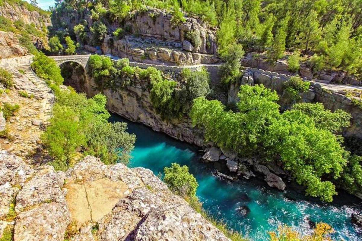 bir kanyondaki nehrin havadan görünümü