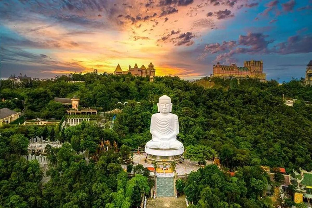 Una gran estatua de Buda en medio de una ciudad.